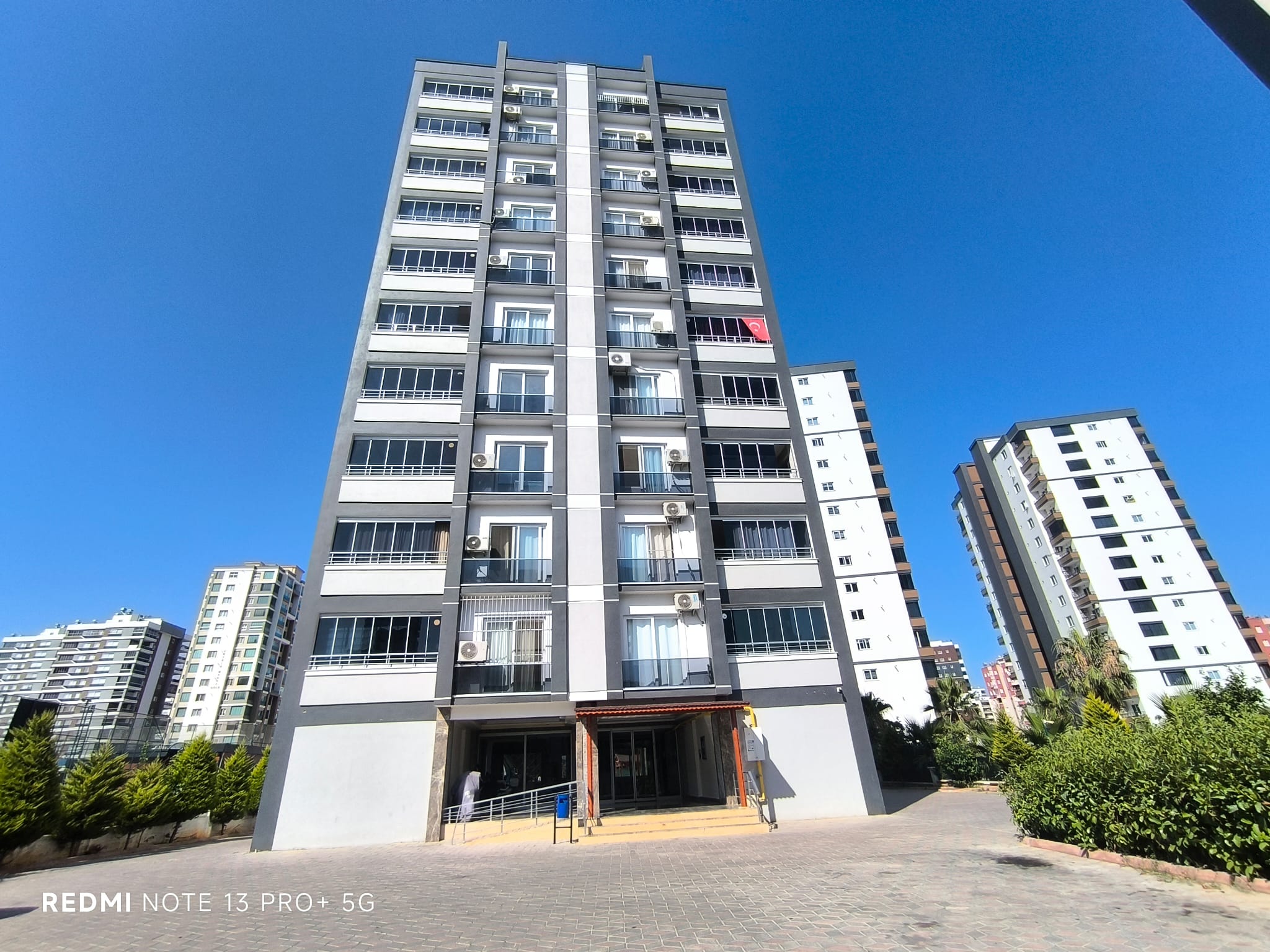 MEZİTLİ AKDENİZDE HAVUZLU SİTEDE GENİŞ 2+1 SATILIK DAİRE